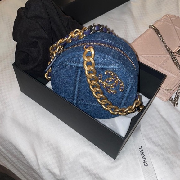 Denim Quilted Chanel 19 Round Clutch With Chain Blue - Picture 2 of 6